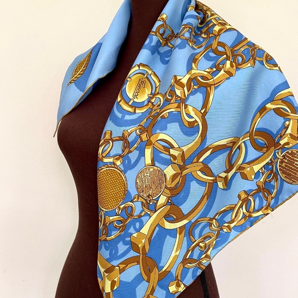 New Gucci Silk Scarf with Gucci Gift Box - Picture 6 of 10